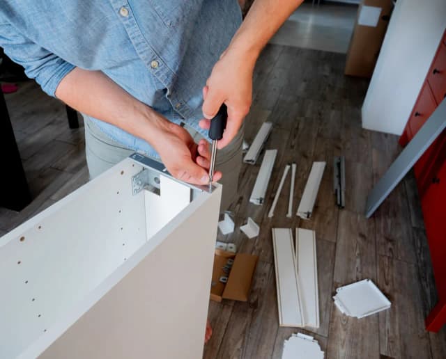 Jak zamontować szafki kuchenne bez błędów - krok po kroku do sukcesu Jak zamontować szafki kuchenne bez błędów - krok po kroku do sukcesu