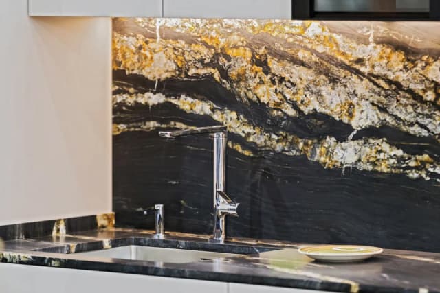 Co na ścianę w kuchni nad blatem? Odkryj najlepsze materiały i style Co na ścianę w kuchni nad blatem? Odkryj najlepsze materiały i style